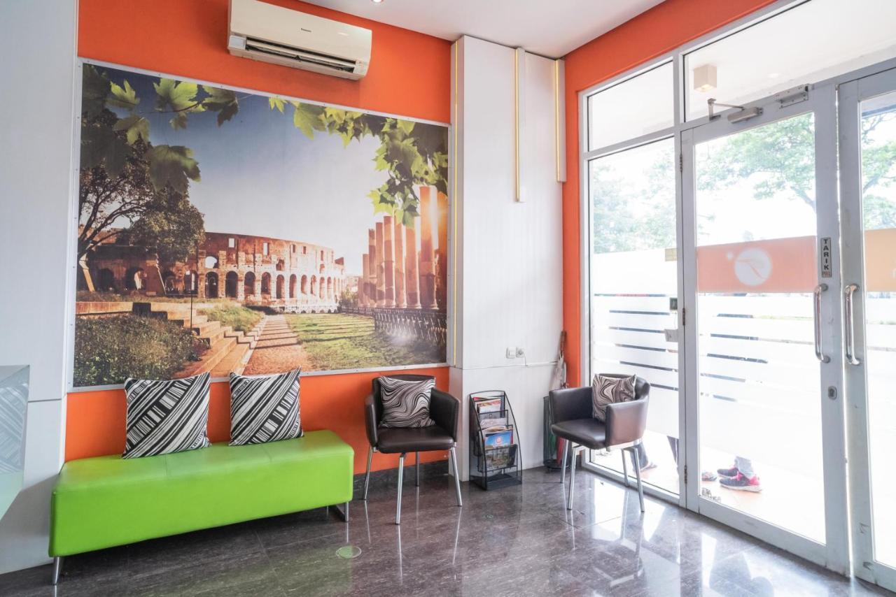 Reddoorz At Tirta Mansion Paramount Gading Cicayur Εξωτερικό φωτογραφία